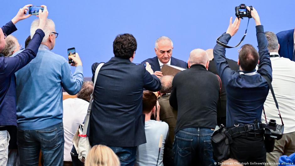 Pahlavi je privukao brojne novinare