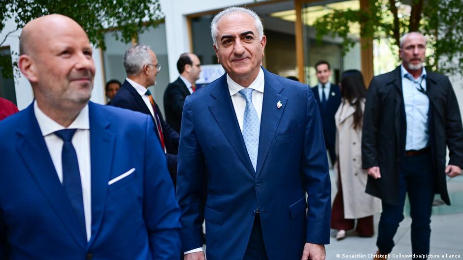 حضور رضا پهلوی در آلمان؛ موافقان و مخالفان چه می‌گویند؟