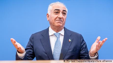 Kronprinz Reza Pahlavi auf einer Pressekonferenz am 23.4.2026 in Berlin