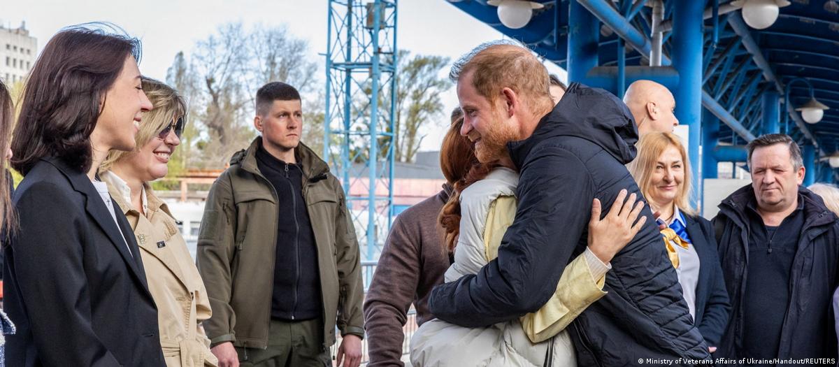 Príncipe Harry em visita oficial a Kiev para discutir segurança e apoio humanitário.