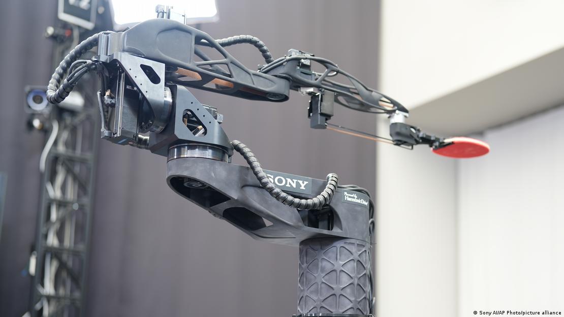 El robot Ace de Sony, equipado con nueve cámaras, aprendió a jugar tenis de mesa mediante inteligencia artificial.