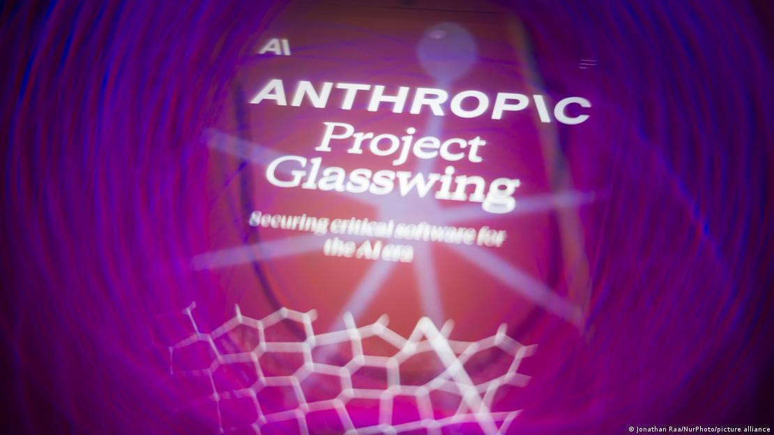 Akıllı telefon ekranında Anthropic ve Project Glasswing yazılarının yer aldığı dijital görsel