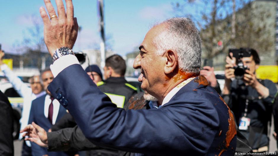 Berlin. Syn byłego szacha Iranu oblany czerwonym płynem