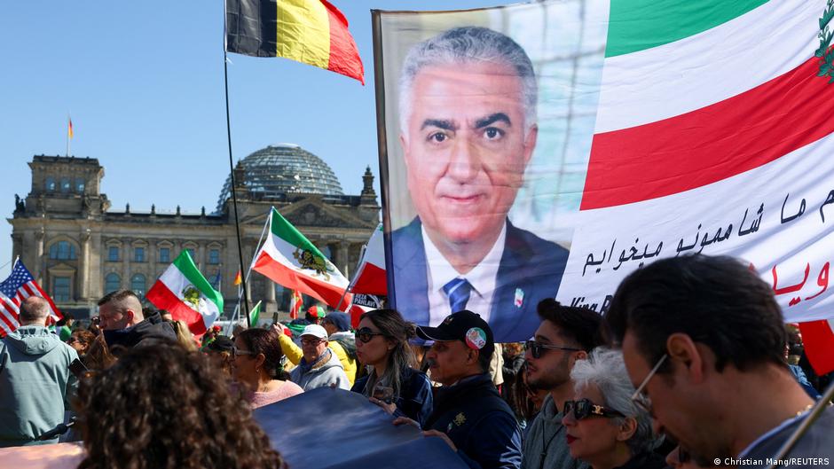 Skup podrške za Pahlavija ispred Bundestaga