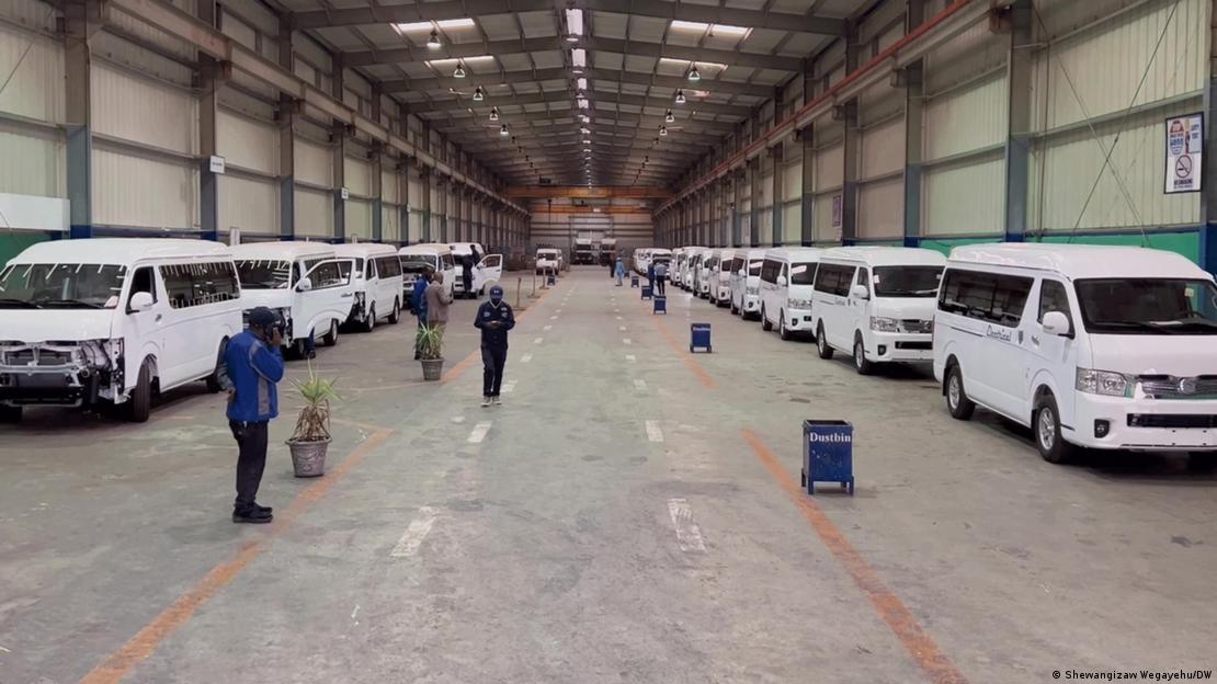 Etiyopya'nın Hawassa kentindeki bir üretim tesisinde sıralanmış elektrikli minibüsler