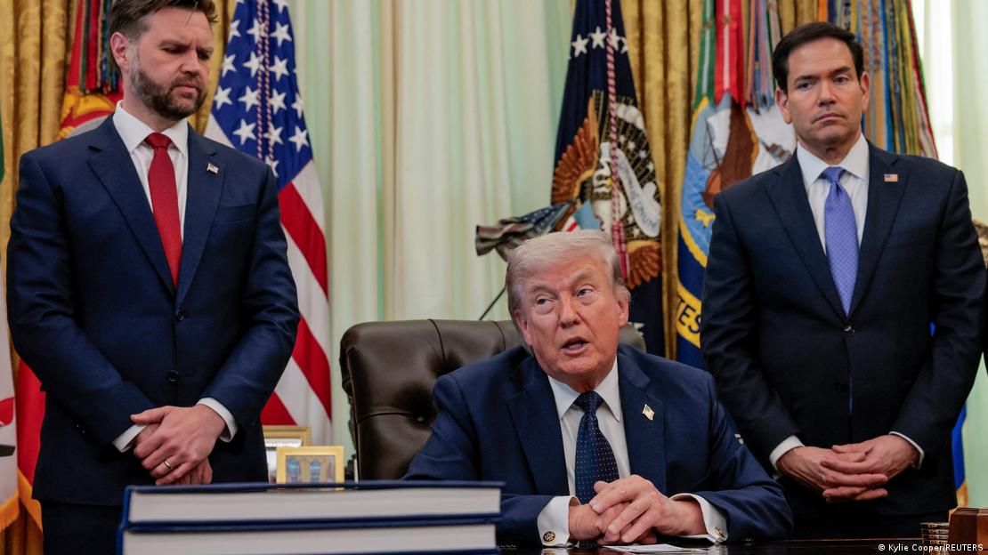 Доналд Трамп со Венс и Рубио во Овалната соба Доналд Трамп со Венс и Рубио во Овалната соба