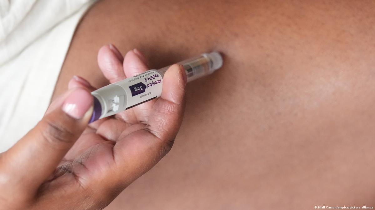 A person injecting Mounjaro as a weight loss drug
