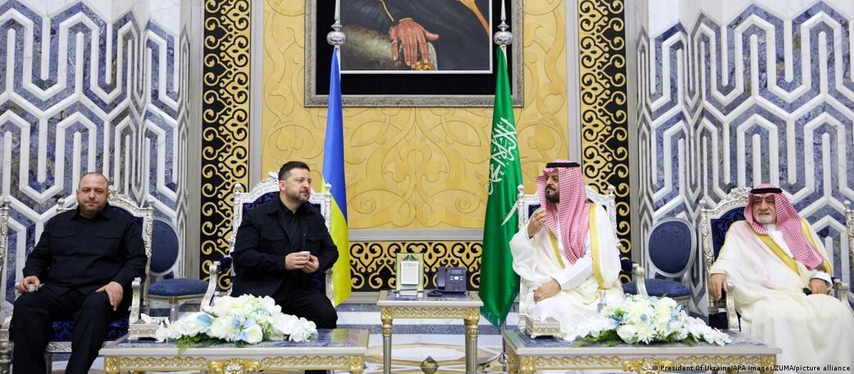 Presidente Volodymyr Zelenskyy em reunião diplomática na Arábia Saudita.