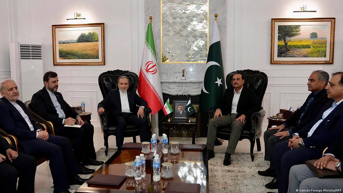 پاکستانی آرمی چیف عاصم منیر ایرانی وزیر خارجہ عباس عراقچی کے ساتھ ملاقات کر رہے ہیں پاکستانی آرمی چیف عاصم منیر ایرانی وزیر خارجہ عباس عراقچی کے ساتھ ملاقات کر رہے ہیں