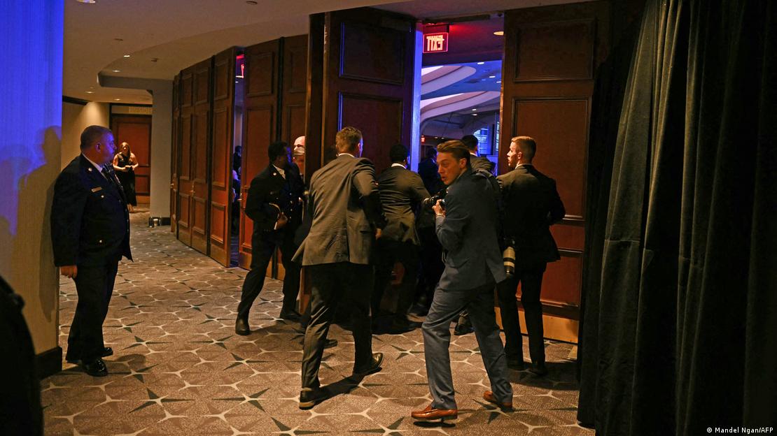 Un grupo de periodistas reaccionan tras escucharse fuertes estruendos durante la cena de los corresponsales de la Casa Blanca celebrada en el Washington Hilton de Washington D. C. (25.04.2026)