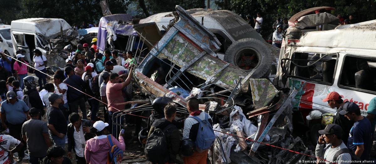 Cena do ataque com bomba em rodovia na Colômbia