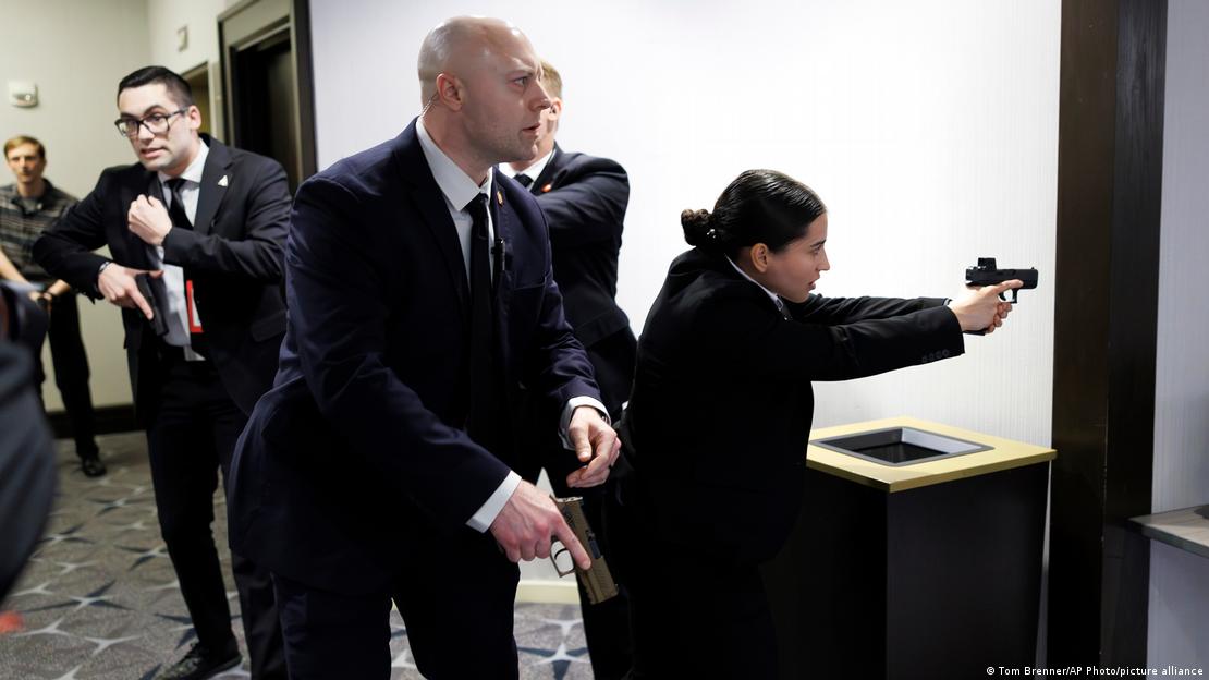 Припадници на американската Тајна служба со извадени пиштоли во хотелски ходник