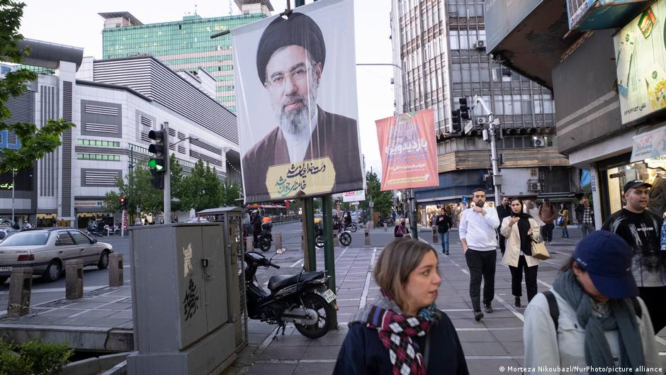 Slike Modžtabe Hamneija vidljive su širom zemlje