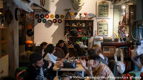 Iran: Cafés im Visier der Sicherheitsapparate