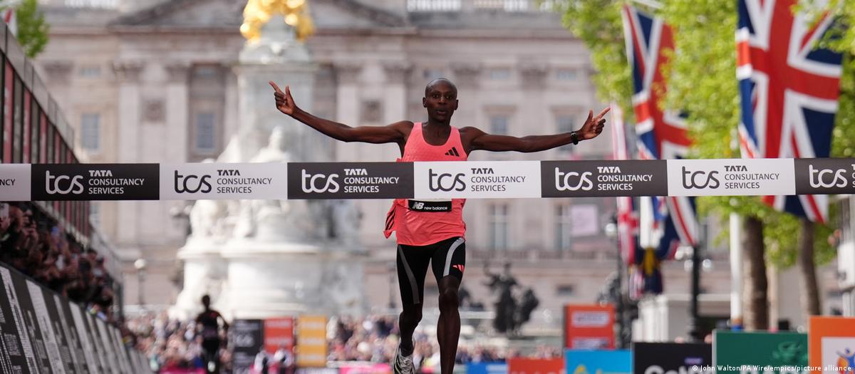 Sabastian Sawe celebrando recorde na Maratona de Londres