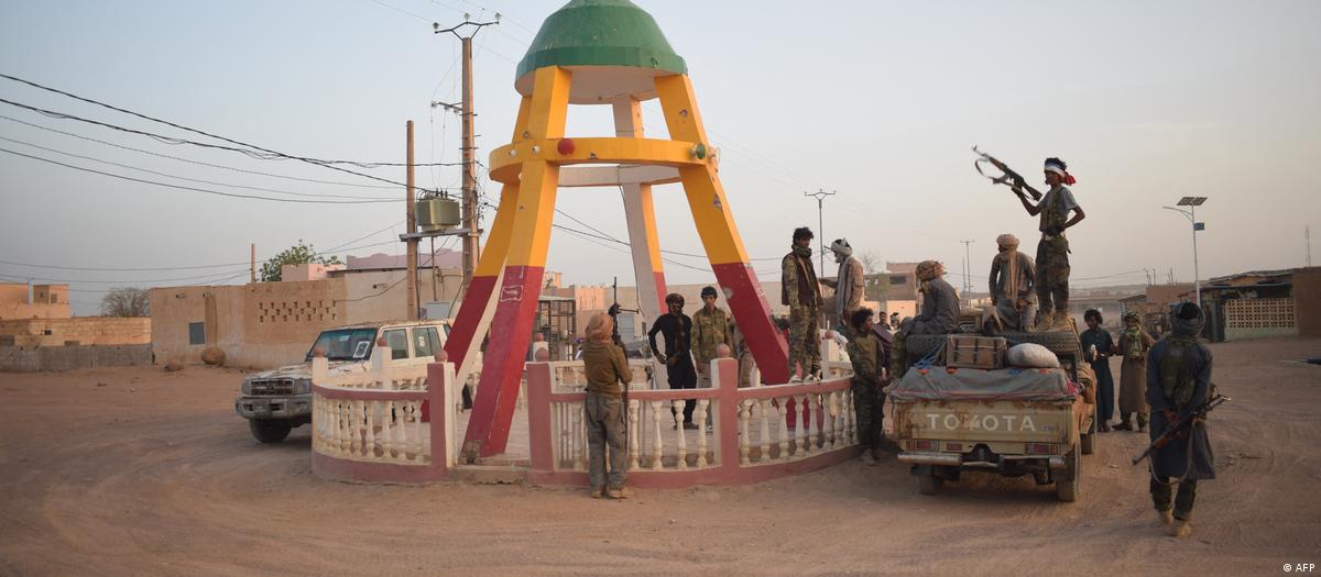 Cidades do Mali sob tensão após ataques coordenados de grupos insurgentes.