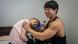 O fisiculturista Takuya Usui com Madoka Yamaguchi em uma residência para pessoas com deficiência em Ichinomiya, no Japão O fisiculturista Takuya Usui com Madoka Yamaguchi em uma residência para pessoas com deficiência em Ichinomiya, no Japão