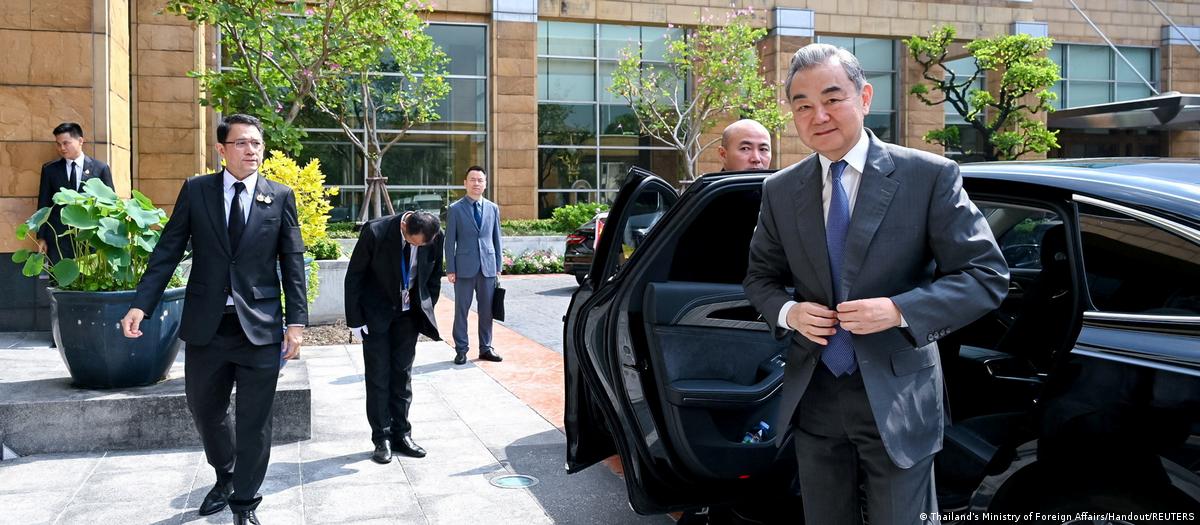 Ministro Wang Yi durante agenda oficial no Sudeste Asiático