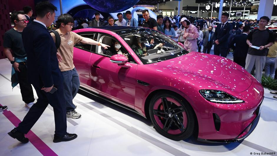 Model SAIC Z7 privlači pažnju posetilaca na sajmu u Pekingu