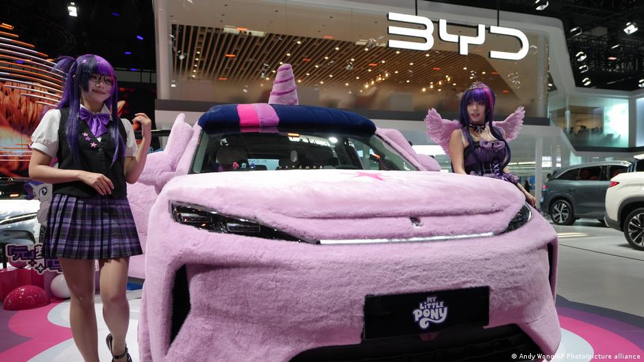 Automobil kineske kompanije BYD iz serije „Moj mali poni“ na sajmu u Pekingu