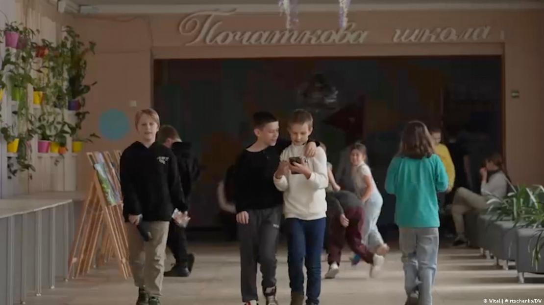 Дети со смартфонами