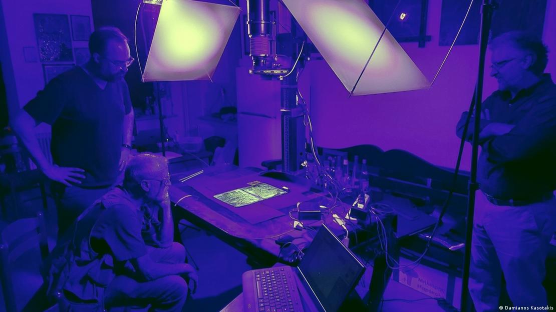 Investigadores aplicaron imágenes multiespectrales para recuperar trazos "fantasma" de tinta en páginas adyacentes del manuscrito.