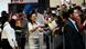 Claudia Sheinbaum recibida por mucha gente, que la fotografía con celulares. Claudia Sheinbaum recibida por mucha gente, que la fotografía con celulares.