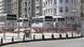 İstiklal Caddesi yakınlarında kurulan polis bariyerlerinin arkasında duran polis araçları İstiklal Caddesi yakınlarında kurulan polis bariyerlerinin arkasında duran polis araçları