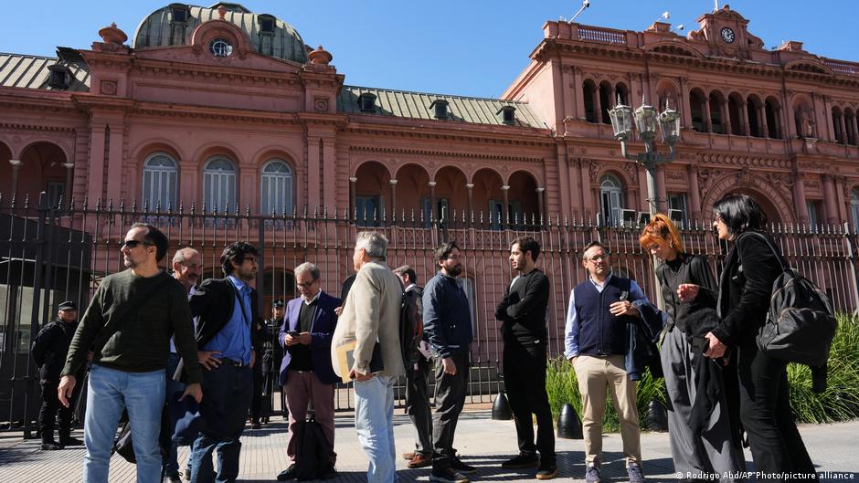 Novinari stoje ispred sedišta vlade u Buenos Ajresu nakon što im je predsednik Havijer Milei blokirao pristup