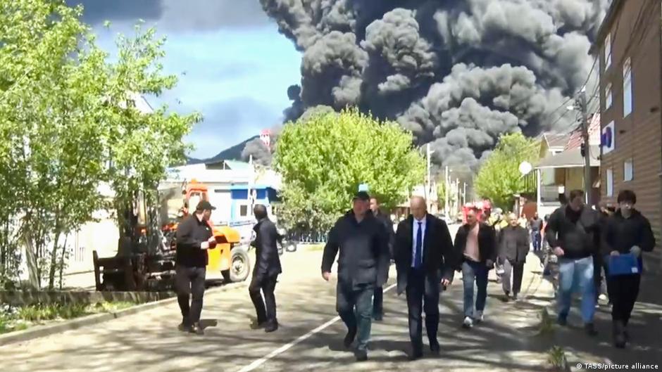 Na mestu požara u rafineriji nafte u Tuapseu, na jugu Rusije