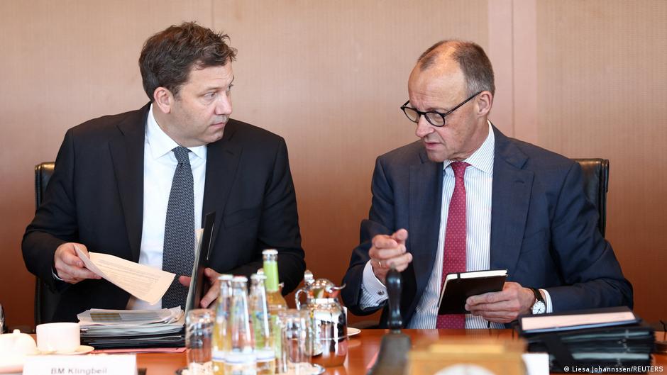 „Absurd”, „manewry księgowe”. Prasa o reformie służby zdrowia