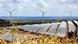 Painéis solares e turbinas eólicas na ilha de Oahu, no Havaí Painéis solares e turbinas eólicas na ilha de Oahu, no Havaí