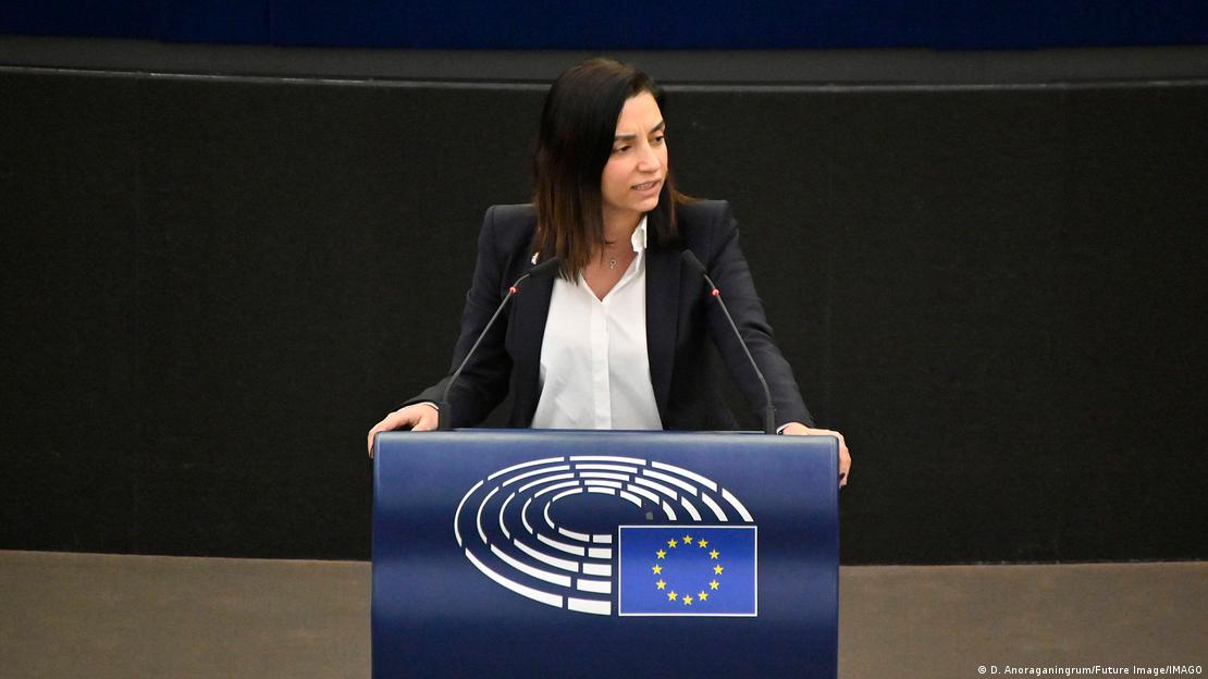 İsveçli Avrupa Parlamentosu Milletvekili Evin İncir kürsüde görülüyor