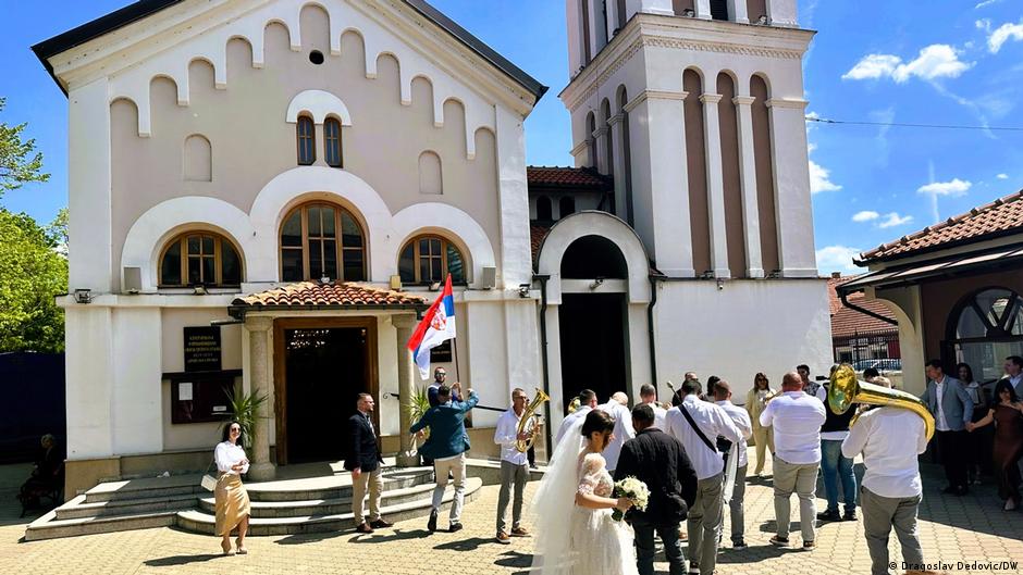 Svadbeno veselje u dvorištu Saborne crkve Rođenja Presvete Bogorodice  u Zaječaru