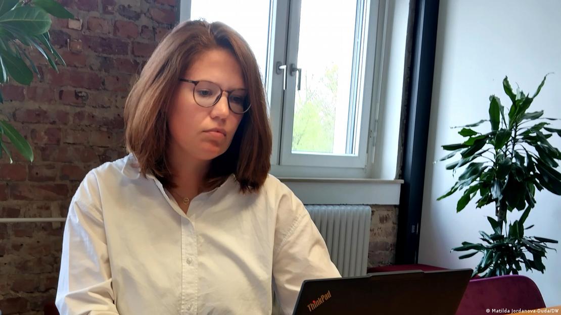 Dr. Wolff İnsan Kaynakları departmanının yapay zeka iletişimi uzmanı Karoline Bauch, ofisindeki masasında bilgisayar başında çalışıyor