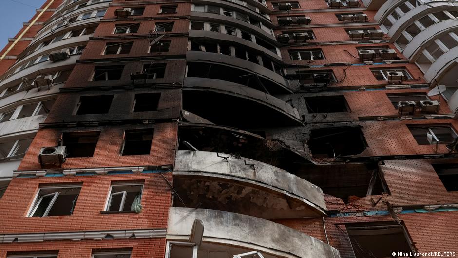 У ніч на 1 травня російські ударні безпілотники влучили у дві багатоповерхівки в Одесі. Спалахнули пожежі, постраждали двоє людей. Також пошкоджена портова інфраструктура.