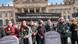 Die Kampagnen-Organisation Campact protestiert vor dem Berliner Reichstagsgebäude gegen die Umgestaltung des staatlich finanzierten Programms "Demokratie leben!". Rund 20 Frauen und Männer stehen mit weißen Rosen in ihren Händen hinter extra angefertigten Grabsteinen. Darauf steht: "Hier ruht die Förderung gegen Rechtsextremismus" und "Hier ruht die Förderung gegen Queerfeindlichkeit". Auf einem schwarz-weißen Banner im Hintergrund heißt es unter anderem: "Prien streicht Gelder für 200 Organisationen". Die Kampagnen-Organisation Campact protestiert vor dem Berliner Reichstagsgebäude gegen die Umgestaltung des staatlich finanzierten Programms "Demokratie leben!". Rund 20 Frauen und Männer stehen mit weißen Rosen in ihren Händen hinter extra angefertigten Grabsteinen. Darauf steht: "Hier ruht die Förderung gegen Rechtsextremismus" und "Hier ruht die Förderung gegen Queerfeindlichkeit". Auf einem schwarz-weißen Banner im Hintergrund heißt es unter anderem: "Prien streicht Gelder für 200 Organisationen".