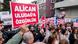 Basın meslek örgütlerinin 26 Mart'ta Alican Uludağ ve diğer tutuklu gazetecilerin serbest bırakılması için Ankara'da düzenlediği protesto gösterisine katılanlar görülüyor. Bir katılımcının elinde "Alican Uludağ'a özgürlük" yazılı pankart bulunuyor.