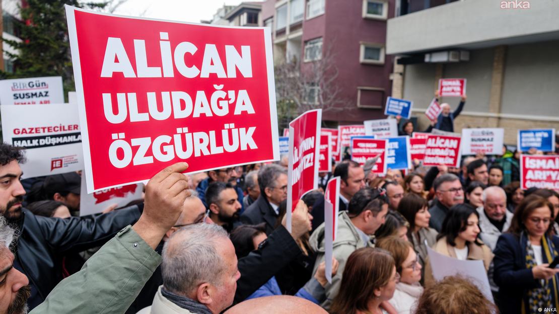 Διαδήλωση υπέρ της απελευθέρωσης του Αλιτσάν Ουλουντά και άλλων κρατούμενων δημοσιογράφων στην Άγκυρα