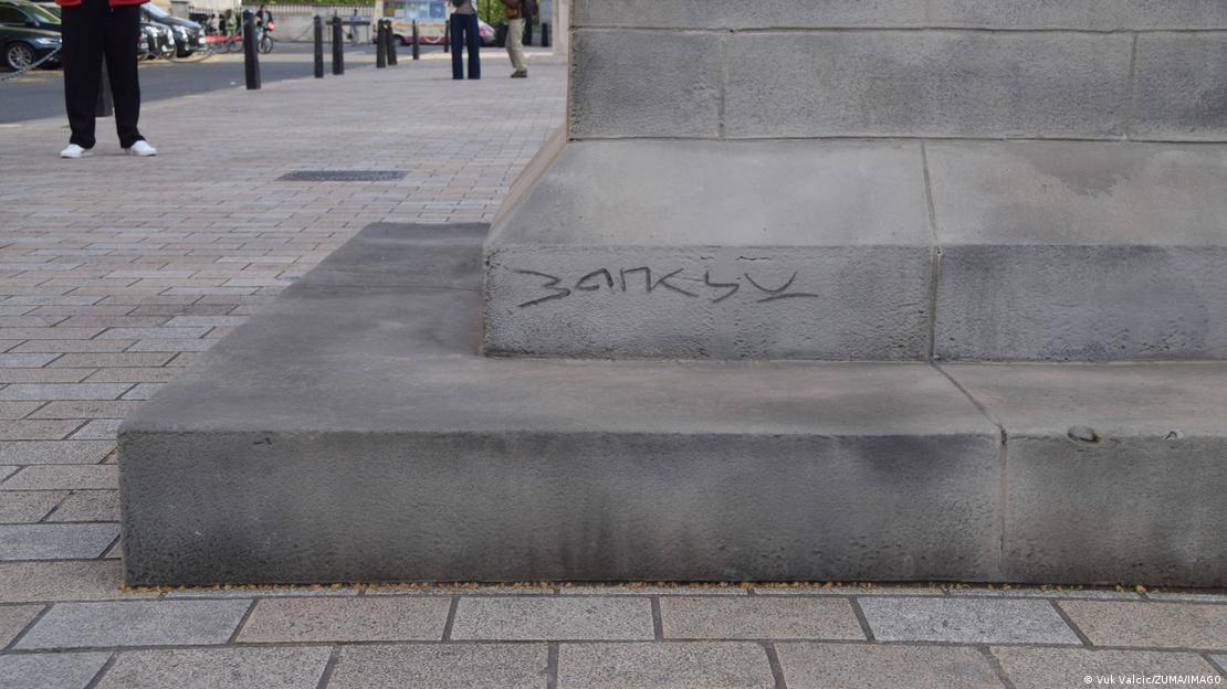 Bansky habría plasmado su firma en la base de la estatua desde un inicio el 29 de abril, sin embargo, confirmó su autoría a través de redes sociales un día más tarde.