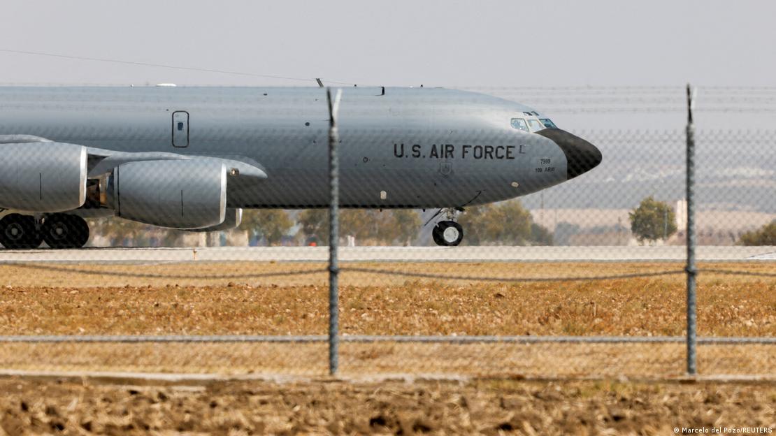 Hava üssünde taksi yapan bir Amerikan KC-135 Stratotanker yakıt ikmal uçağının dikenli teller ardındaki görüntüsü Hava üssünde taksi yapan bir Amerikan KC-135 Stratotanker yakıt ikmal uçağının dikenli teller ardındaki görüntüsü