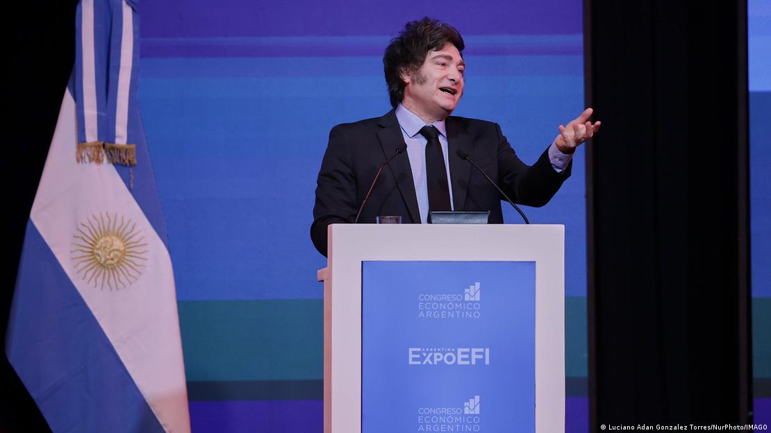Javier Milei hablando en un foro.