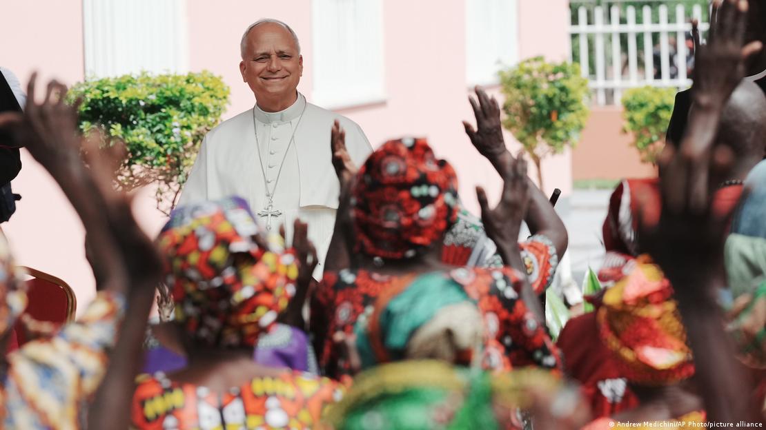 Papa Leão 14 sorri ao cumprimentar multidão em Angola