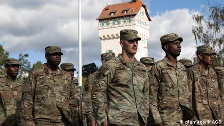 US-Soldaten stehen anlässlich einer Zeremonie der 101st Airborne Division 2022 in Reihen auf dem Truppenübungsplatz in Grafenwöhr.