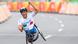 Zanardi levanta o braço comemorando durante prova em bicicleta de mão Zanardi levanta o braço comemorando durante prova em bicicleta de mão