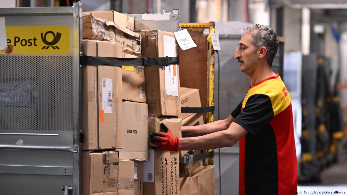 Bir DHL işçisi paketleri diziyor