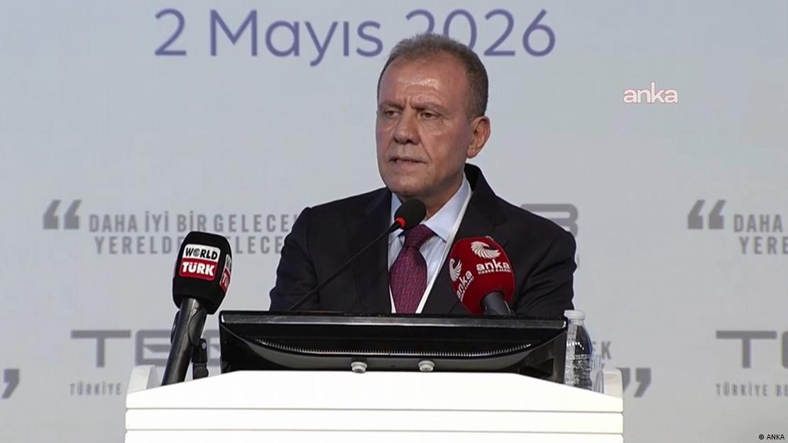 Vahap Seçer kürsüde konuşuyor