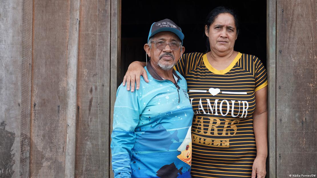 Casal na porta de casa