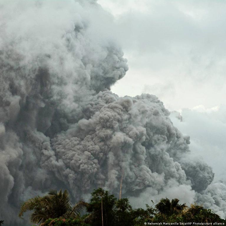 Philippines' Mayon volcano spews ash — Pictures
