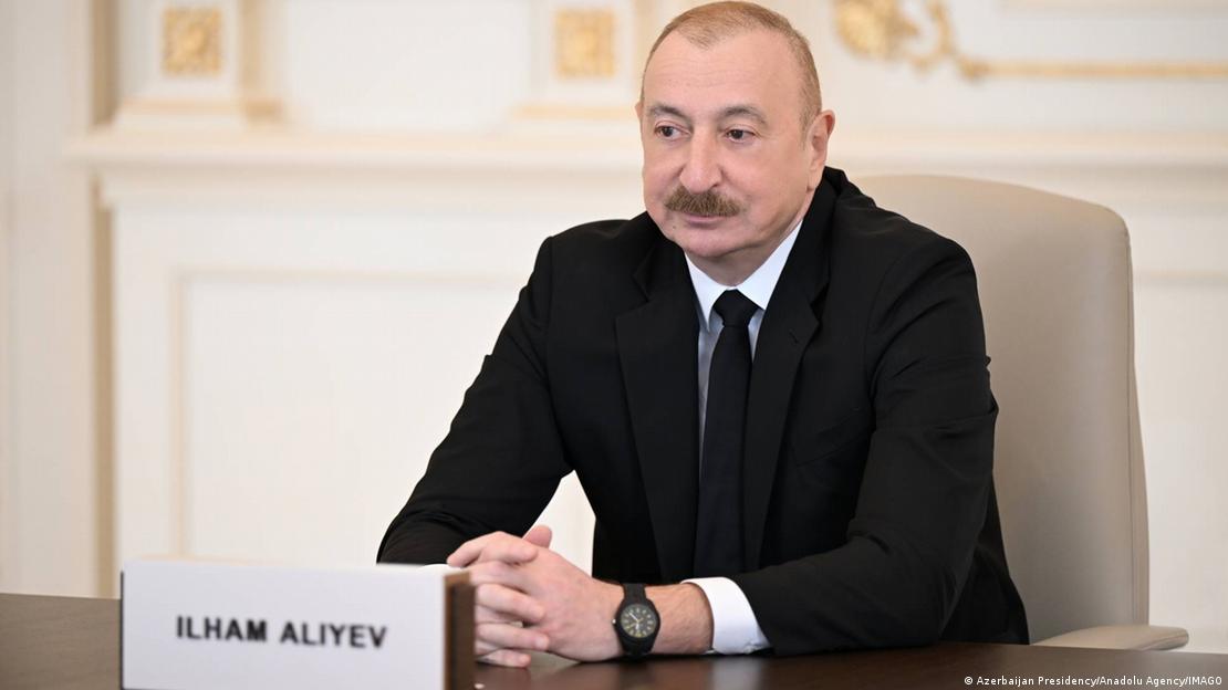 Azerbaycan Devlet Başkanı Ilham Aliyev bir toplantıda masada oturuyor Azerbaycan Devlet Başkanı Ilham Aliyev bir toplantıda masada oturuyor